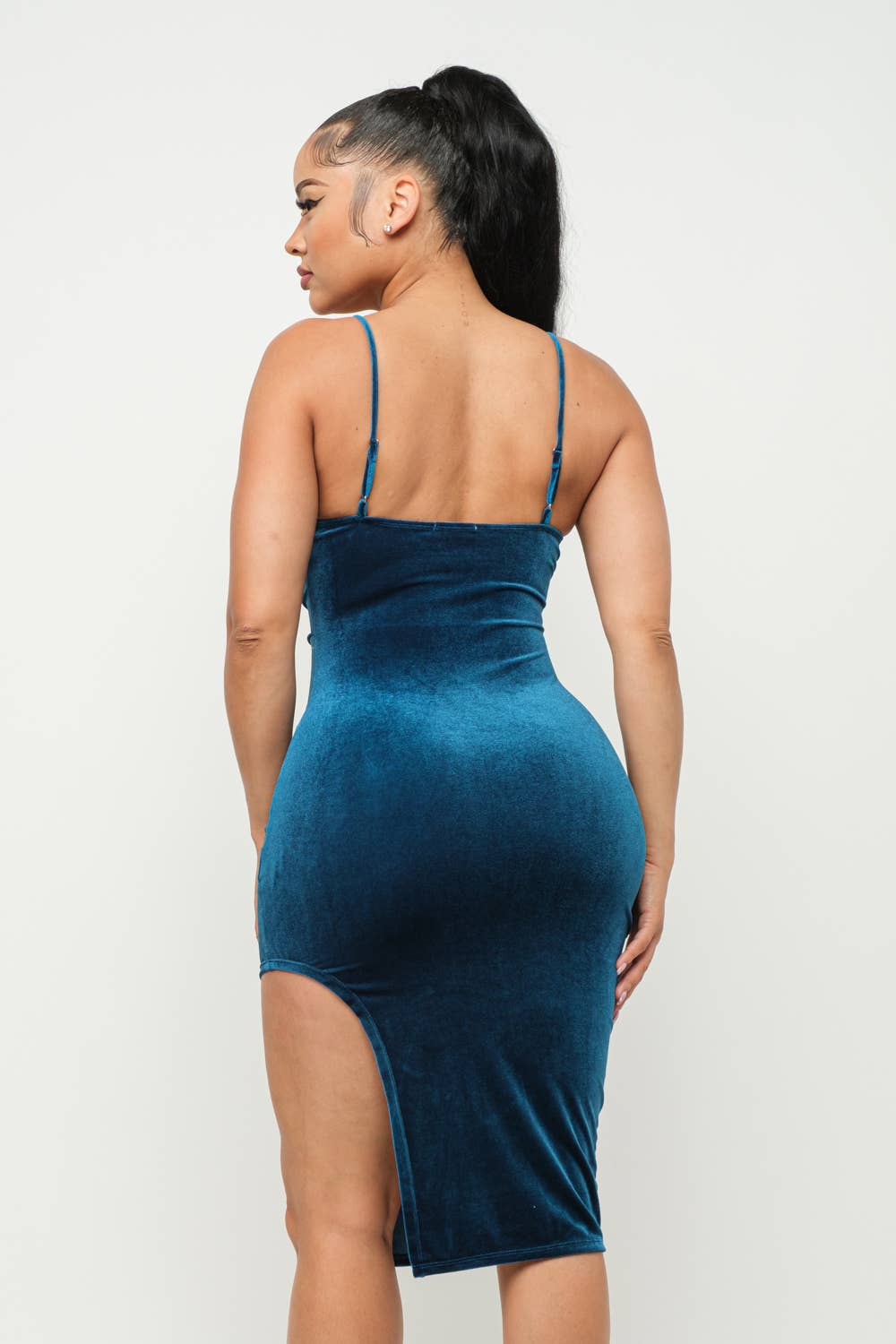 Vestido midi de terciopelo con cuello vuelto y detalle lateral abierto