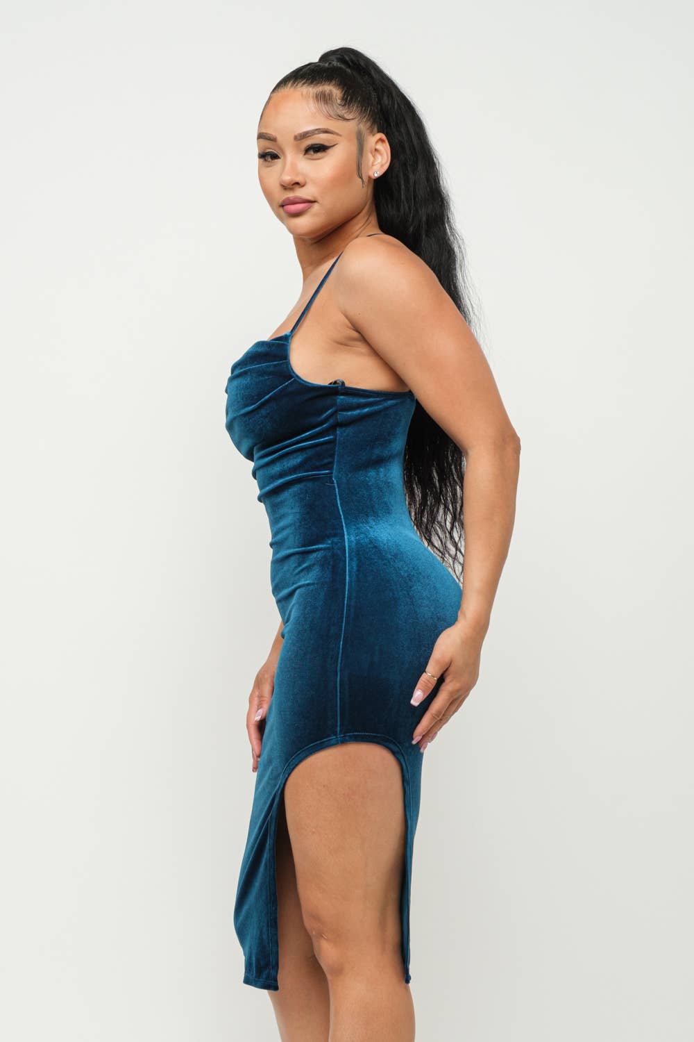 Vestido midi de terciopelo con cuello vuelto y detalle lateral abierto