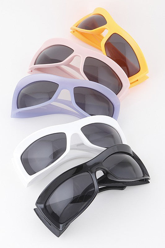 Gafas de sol curvas moradas