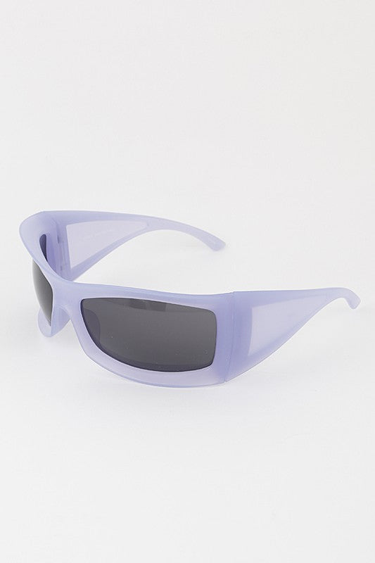 Gafas de sol curvas moradas