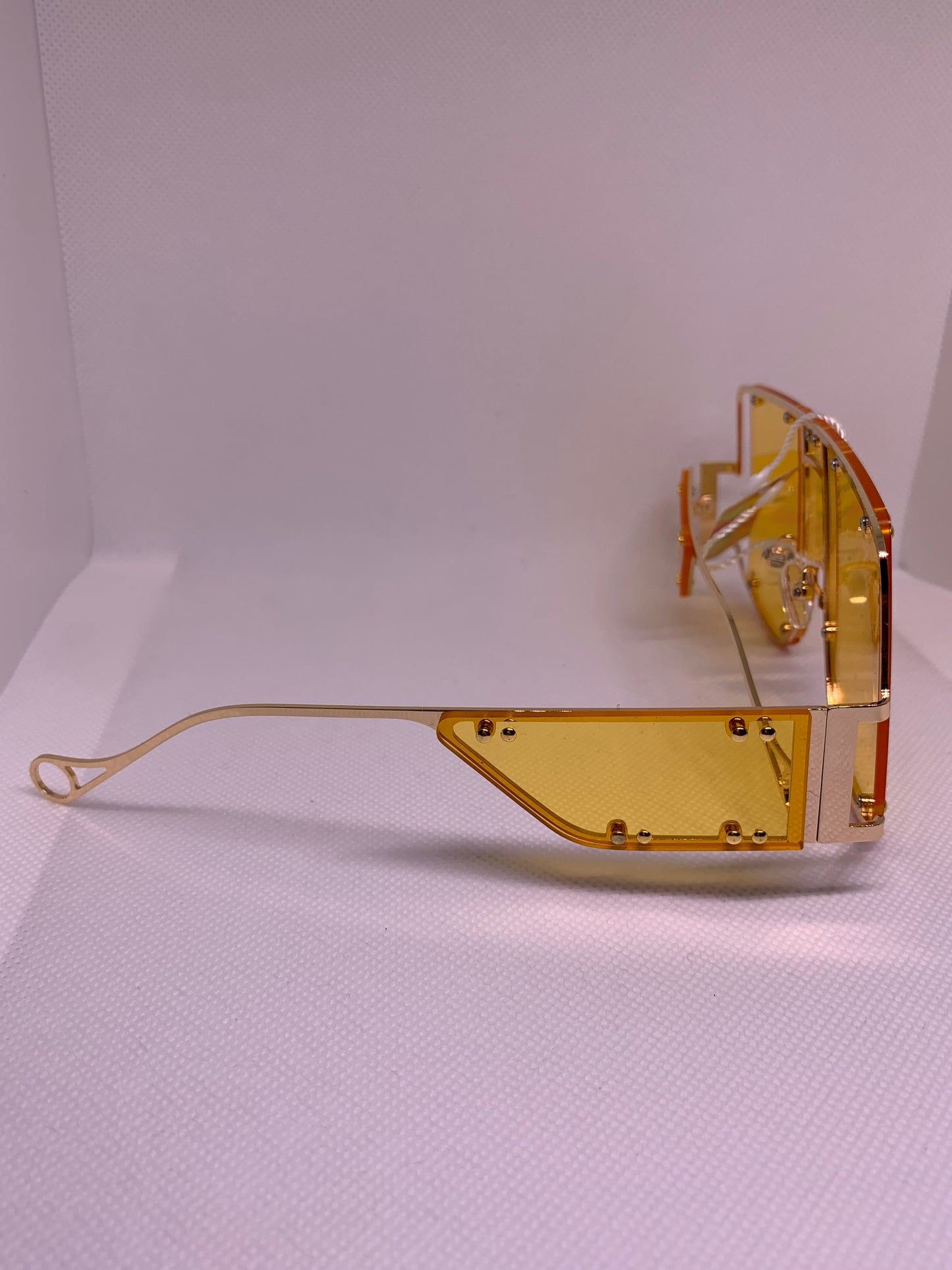 Iconic Oversized Lens with Side Lens Sunglasses