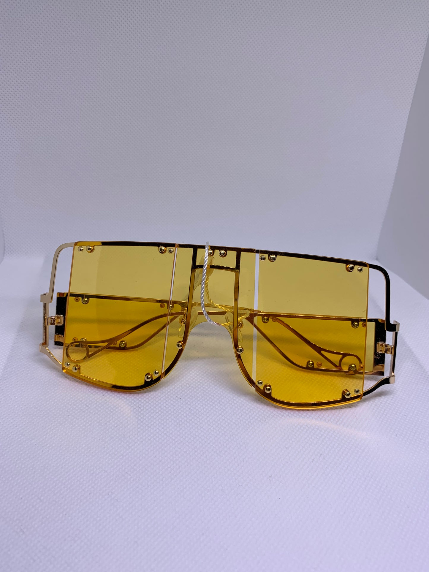Gafas de sol icónicas con lentes extragrandes y lentes laterales